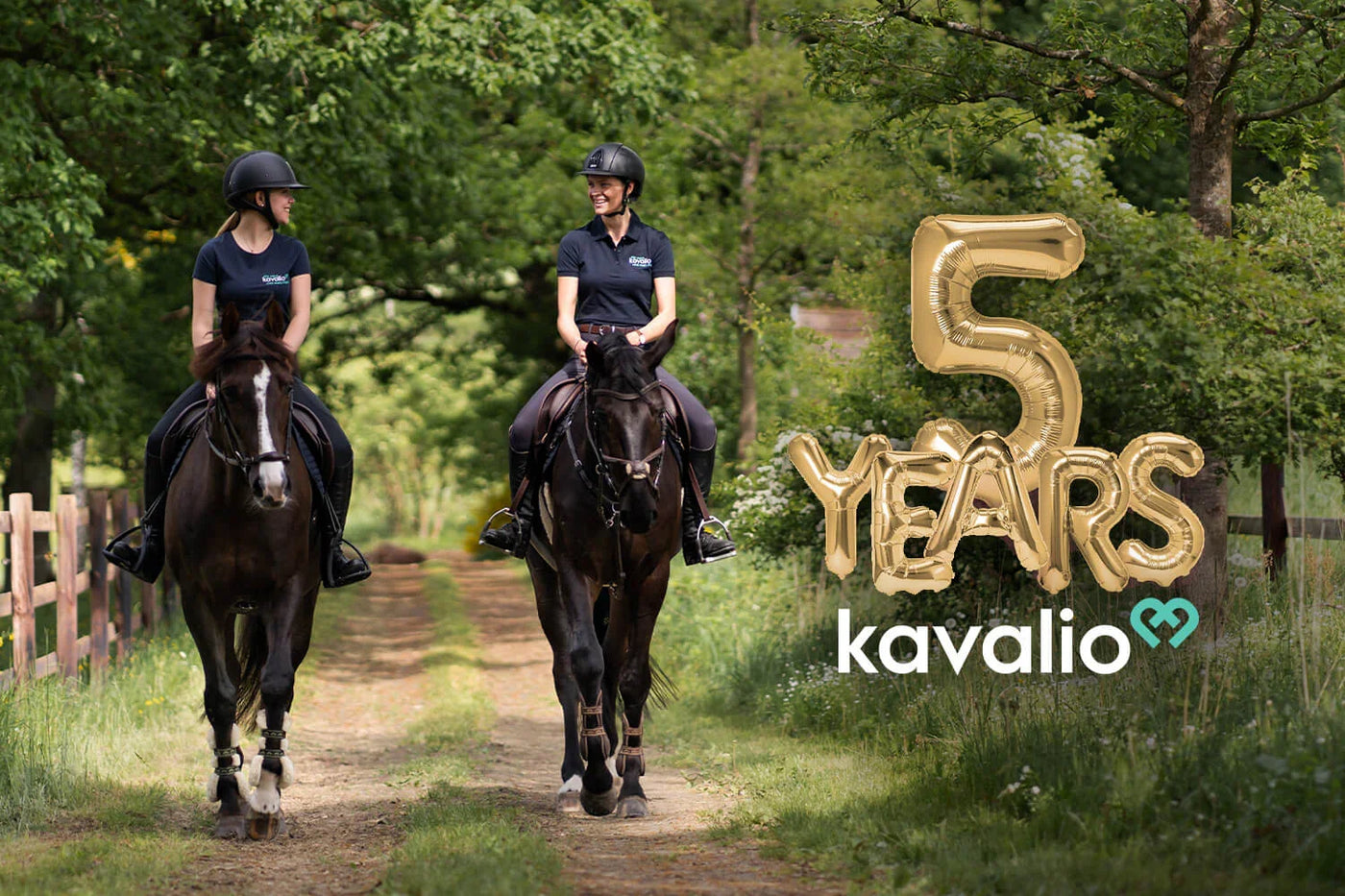 Reiterinnen auf zwei Pferden auf einem Waldweg, daneben goldene 5-Jahre-Ballons und Kavalio-Logo. How it started – How it‘s going: Unsere Zeitreise zu Kavalios fünftem Geburtstag.