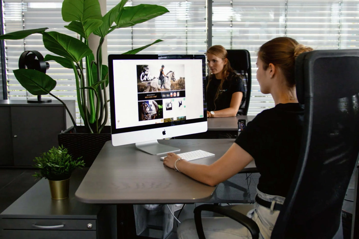 Zwei Mitarbeiterinnen am Schreibtisch im Büro, CUSTOMER HAPPINESS - EIN TEIL DER #KAVALIOFAMILY.