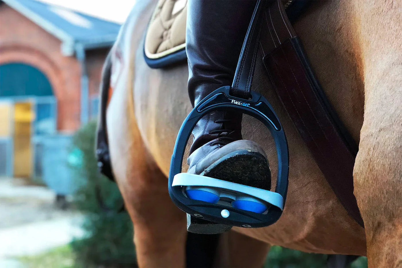 Nahaufnahme eines Flex-On-Steigbügels am Sattel eines Pferdes, Im Test - FlexOn Steigbügel.