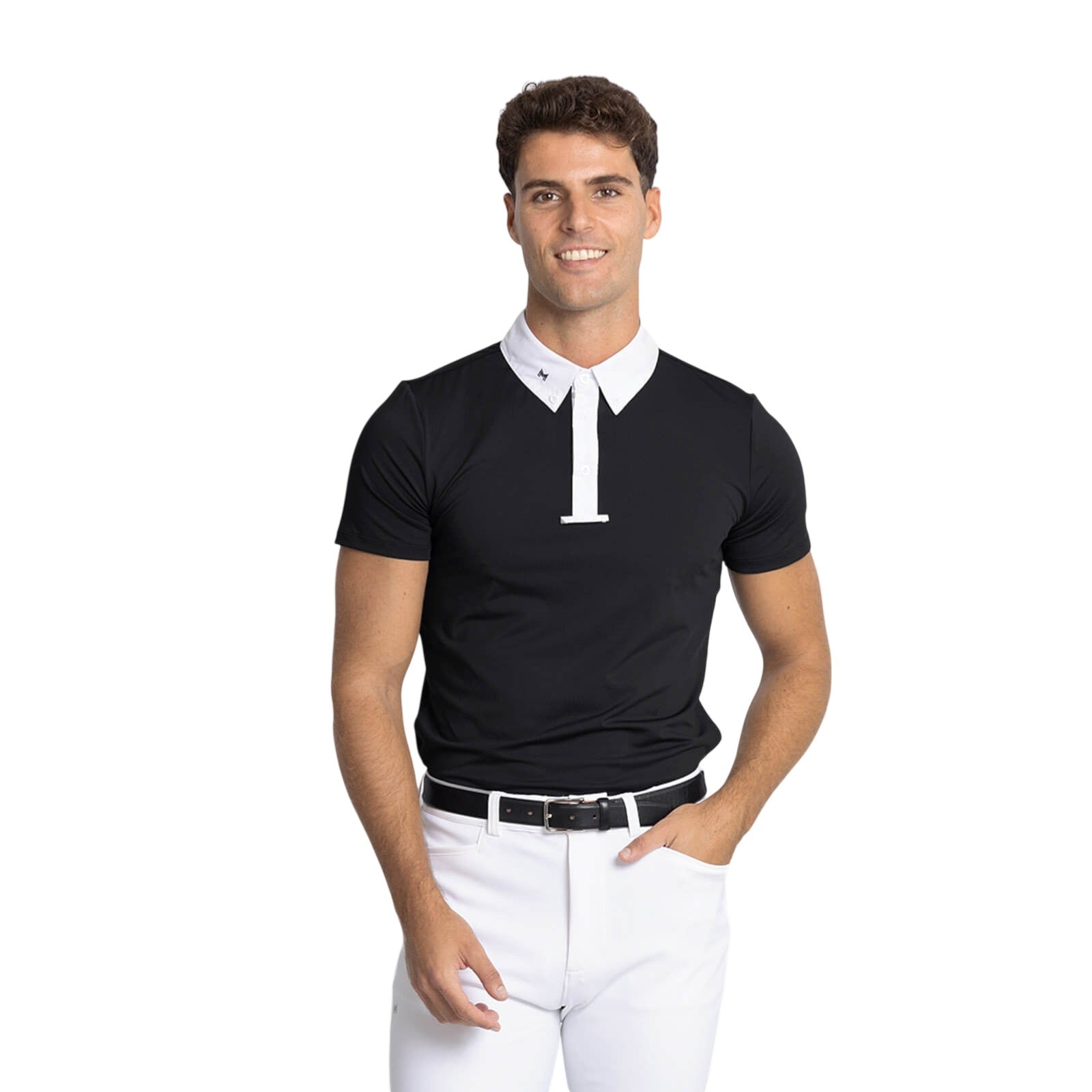 Herrenbekleidung, Mann in schwarzem Poloshirt mit weißem Kragen und weißer Hose. Herrenbekleidung, Mann in schwarzem Poloshirt mit weißem Kragen und weißer Hose.