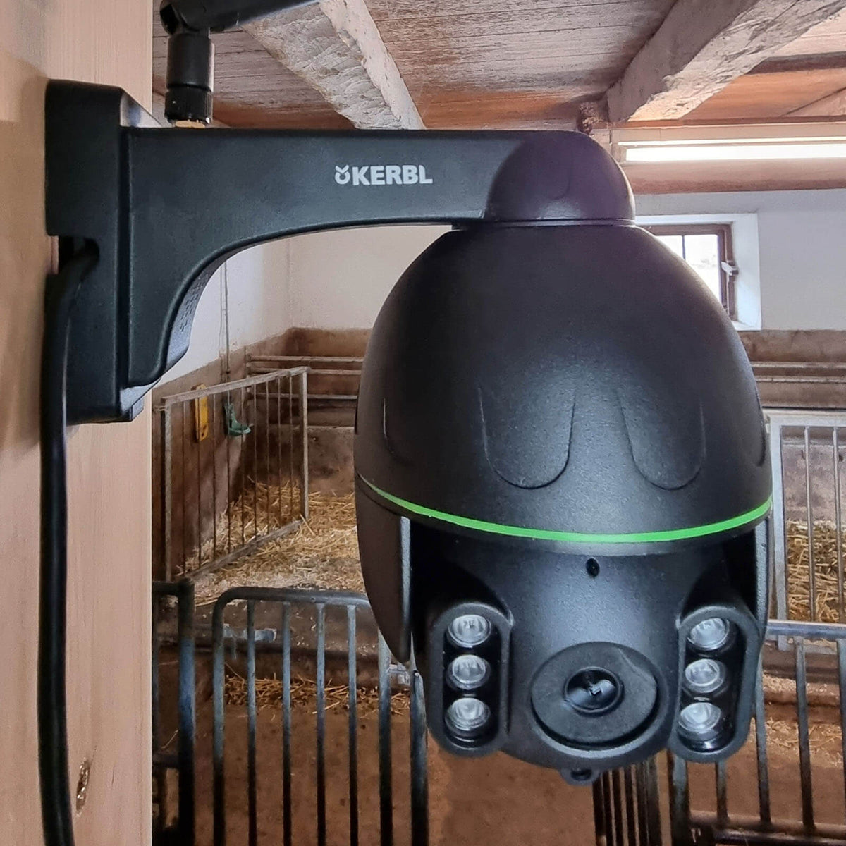 KERBL Kamera IPCam 360 FHD Compact Überwachungskamera, Schwarz, Detailaufnahme im Stall.