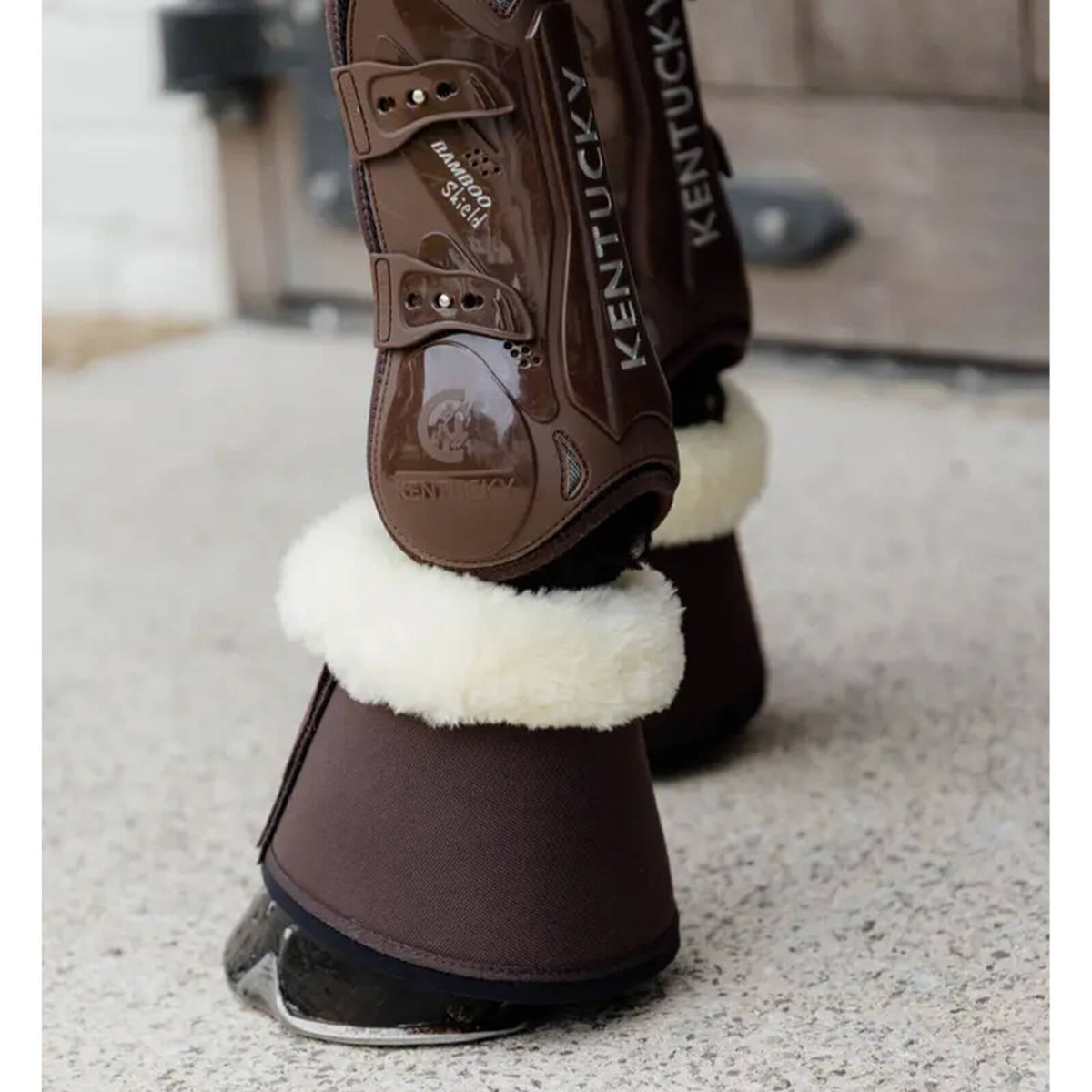 Kentucky Horsewear Hufglocken Lammfell Sprungglocken, Braun, am Pferdebein getragen.