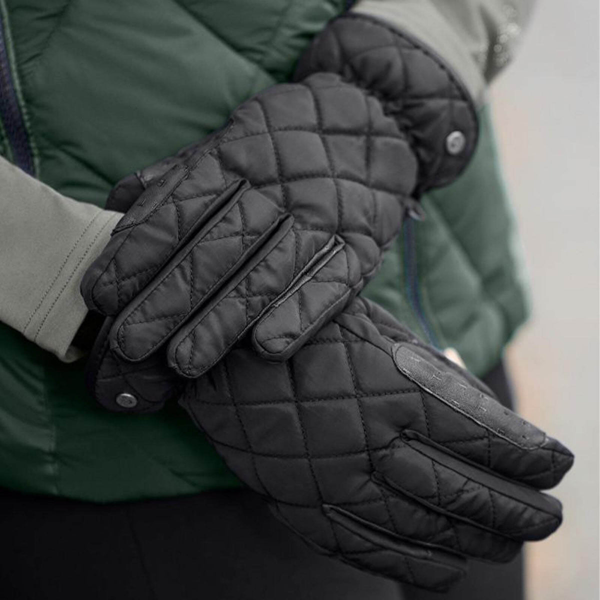 Reithandschuh Diamond Winter Handschuh, Schwarz, am Hand getragen.