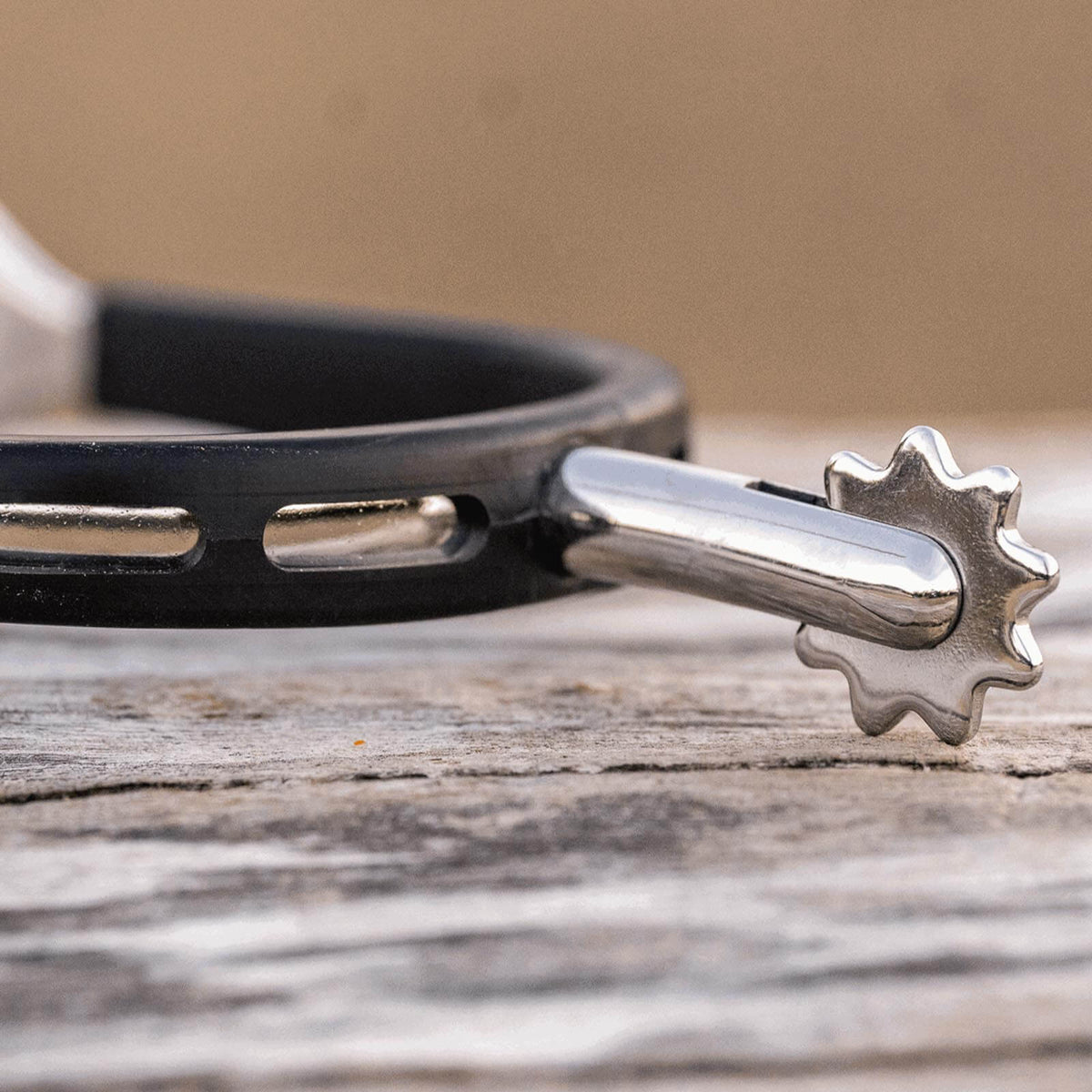 Sprenger Sporen Ultra Fit Extra Grip 40 mm abgerundet mit Sonnenrad, schwarz, Detailaufnahme.