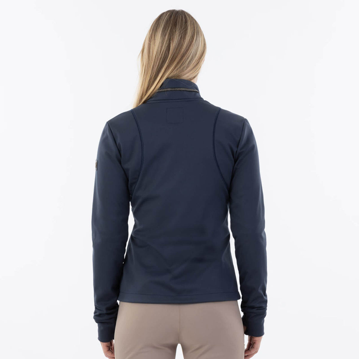 Jacke Damen Debby HW 2023 Softshelljacke, Navy, Person trägt die Jacke von hinten.