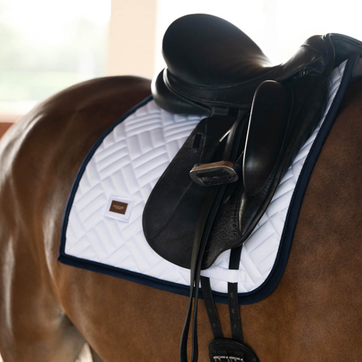 Equestrian Stockholm Schabracke Dressur Modern White Navy Dressurschabracke, Navy, auf Pferd mit Sattel.