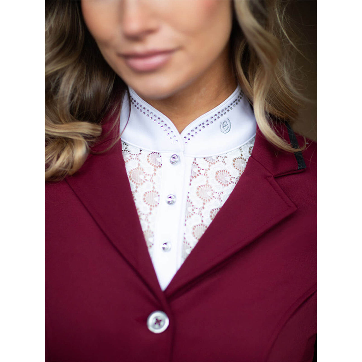 Turniershirt Damen Crystal Champion White FS 2024 Damenturniershirt, White, Reiterin trägt es unter Turnierjackett.