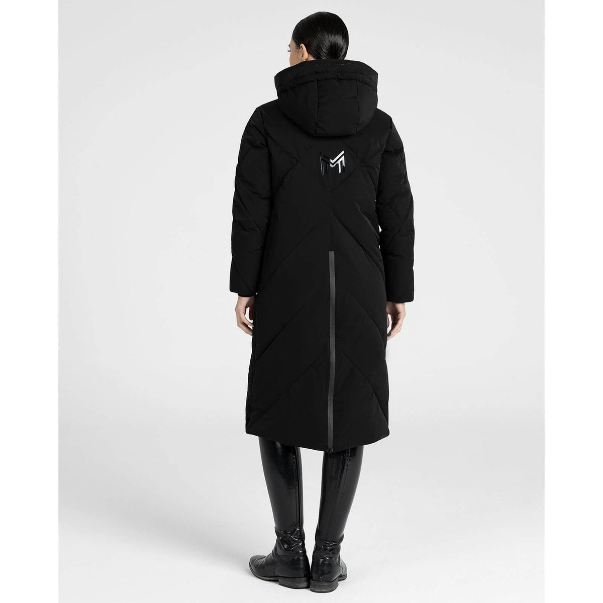Maximilian Equestrian Mantel Damen Global Puffer Jacket Wintermantel, Schwarz, Person trägt den Mantel von hinten.
