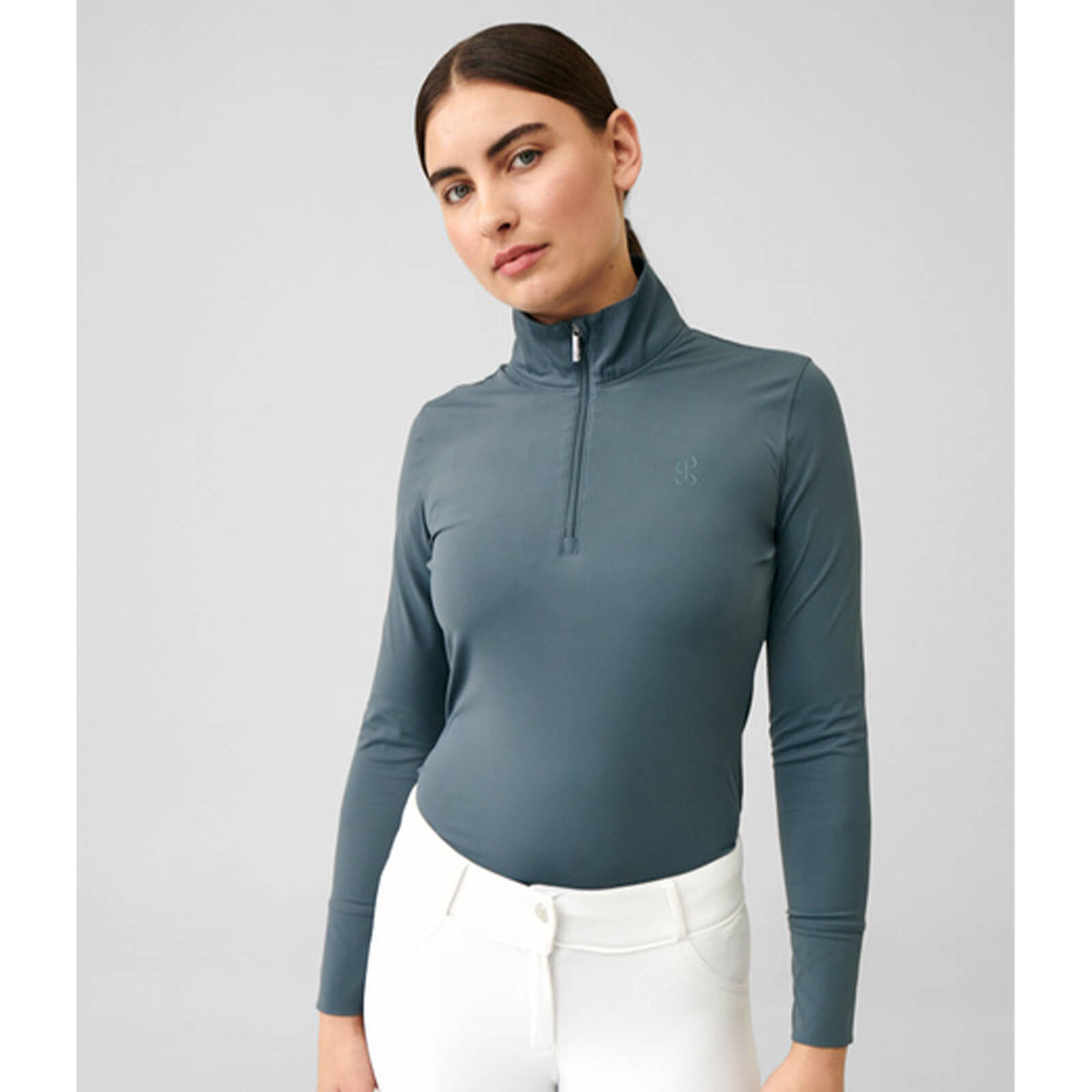 Baselayer Toska FS 2024 Longsleeve, Storm Blue, Person trägt das Langarmshirt.
