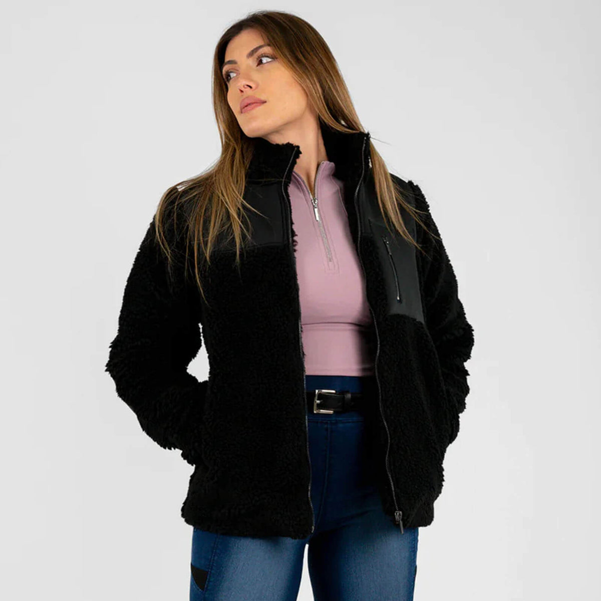 Jacke Damen Sherpa Teddyjacke, Schwarz, Person trägt die Jacke.