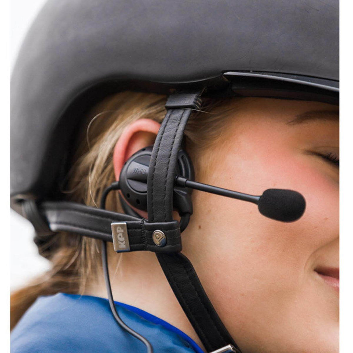 WHIS Headset Competition für Kommunikationssystem Kopfhörer, Schwarz, Reiterin trägt das Headset am Helm.