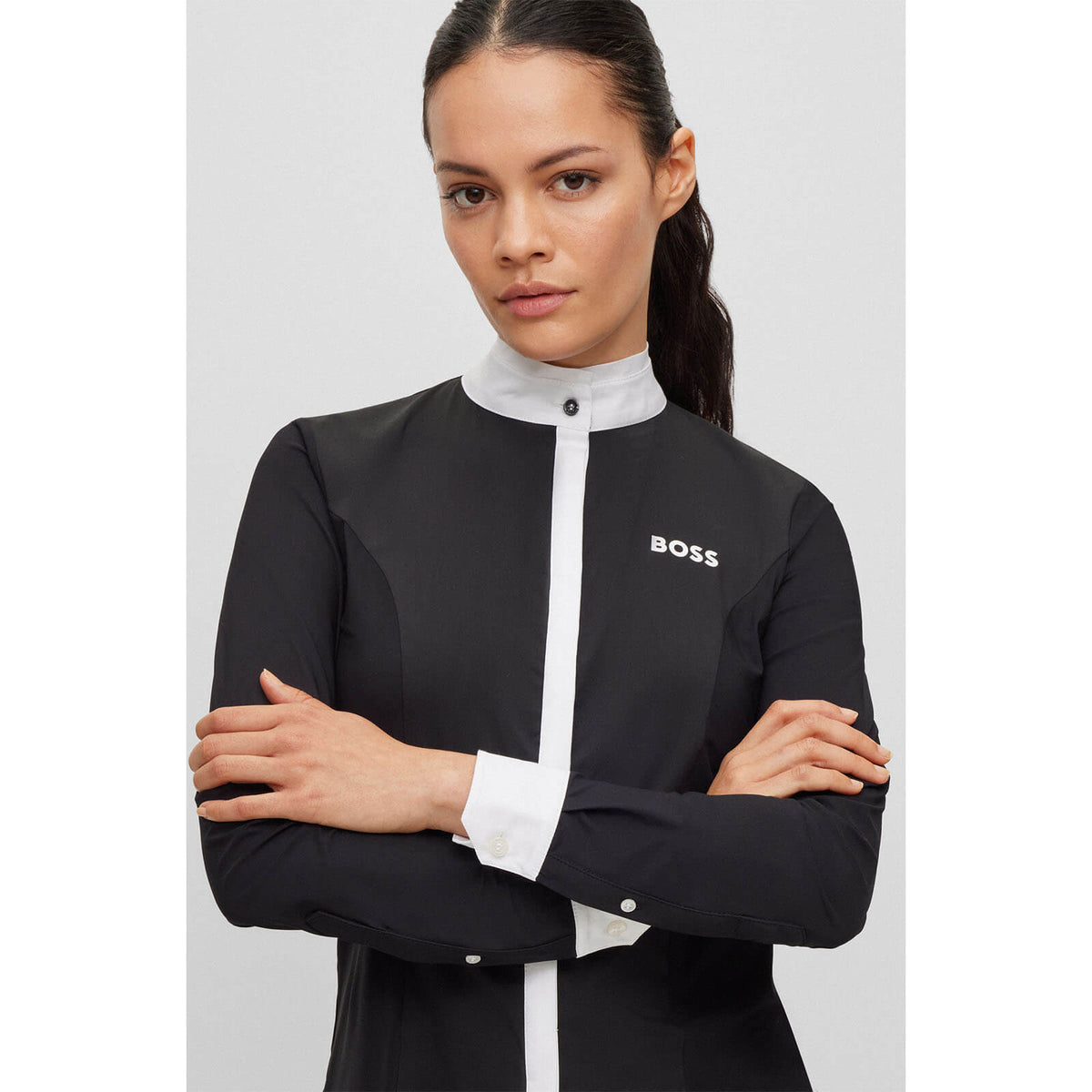 Turniershirt Damen Langarm Emma Classic Turnierbluse, Black, Person trägt das Produkt.
