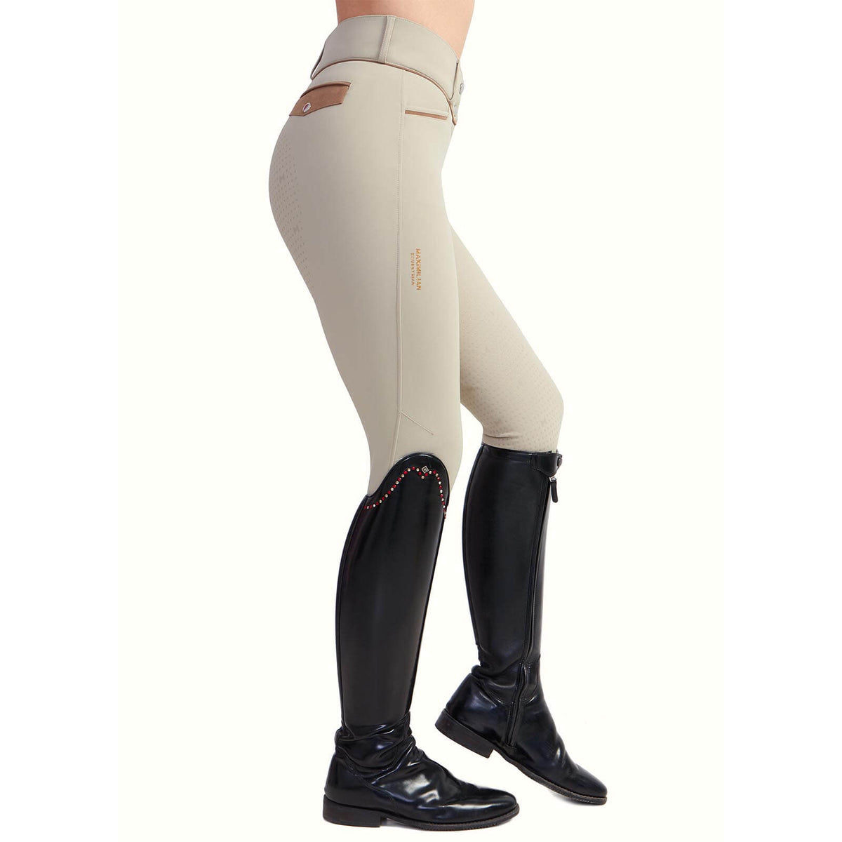 Reithose Damen Full Grip New Era Breeches Vollbesatz Damenreithose, Beige, an Person mit Reitstiefeln.