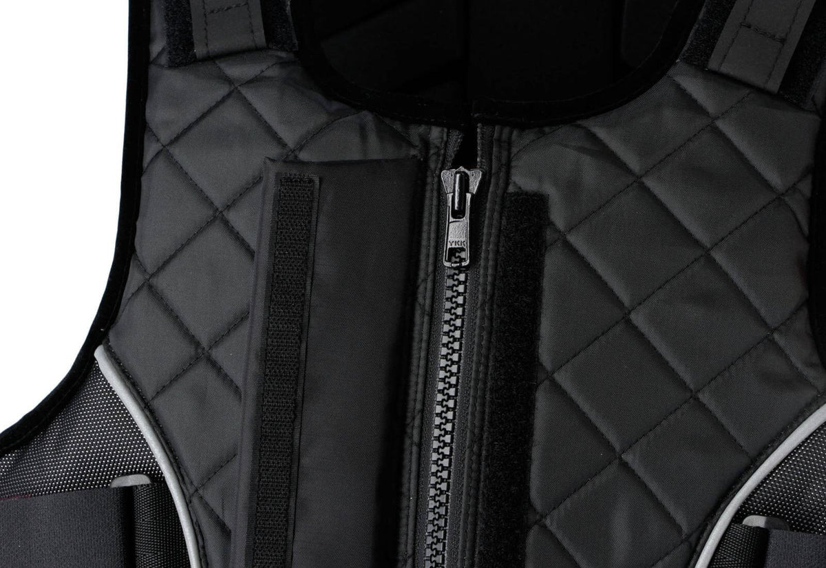Covalliero Sicherheitsweste Erwachsene ProtectoFlex light Rückenprotektor, Schwarz, Detailaufnahme mit Reißverschluss.