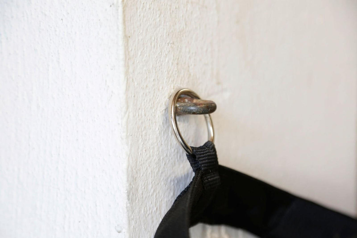 KERBL Heunetz mit Füllhilfe, Schwarz, Detailaufnahme am Haken.