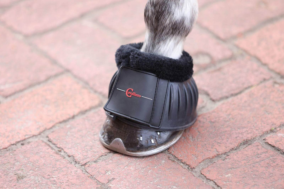 Covalliero Hufglocken Gummi mit Teddy-Fleece Sprungglocken, Schwarz, am Pferdehuf.