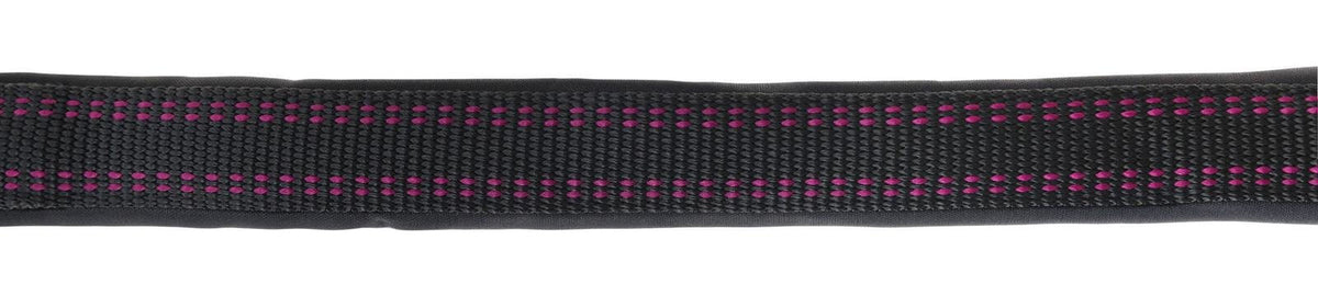 Pferdehalfter Royal Halfter, schwarz mit pinken Details, Detailaufnahme des Halfterriemens.