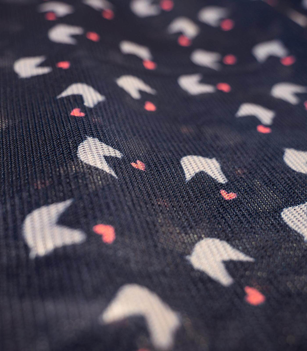 Outdoordecke 0g Lucky Fleece Regendecke von Waldhausen, dunkelblau, Detailaufnahme des Lucky Heart-All-Over-Prints.