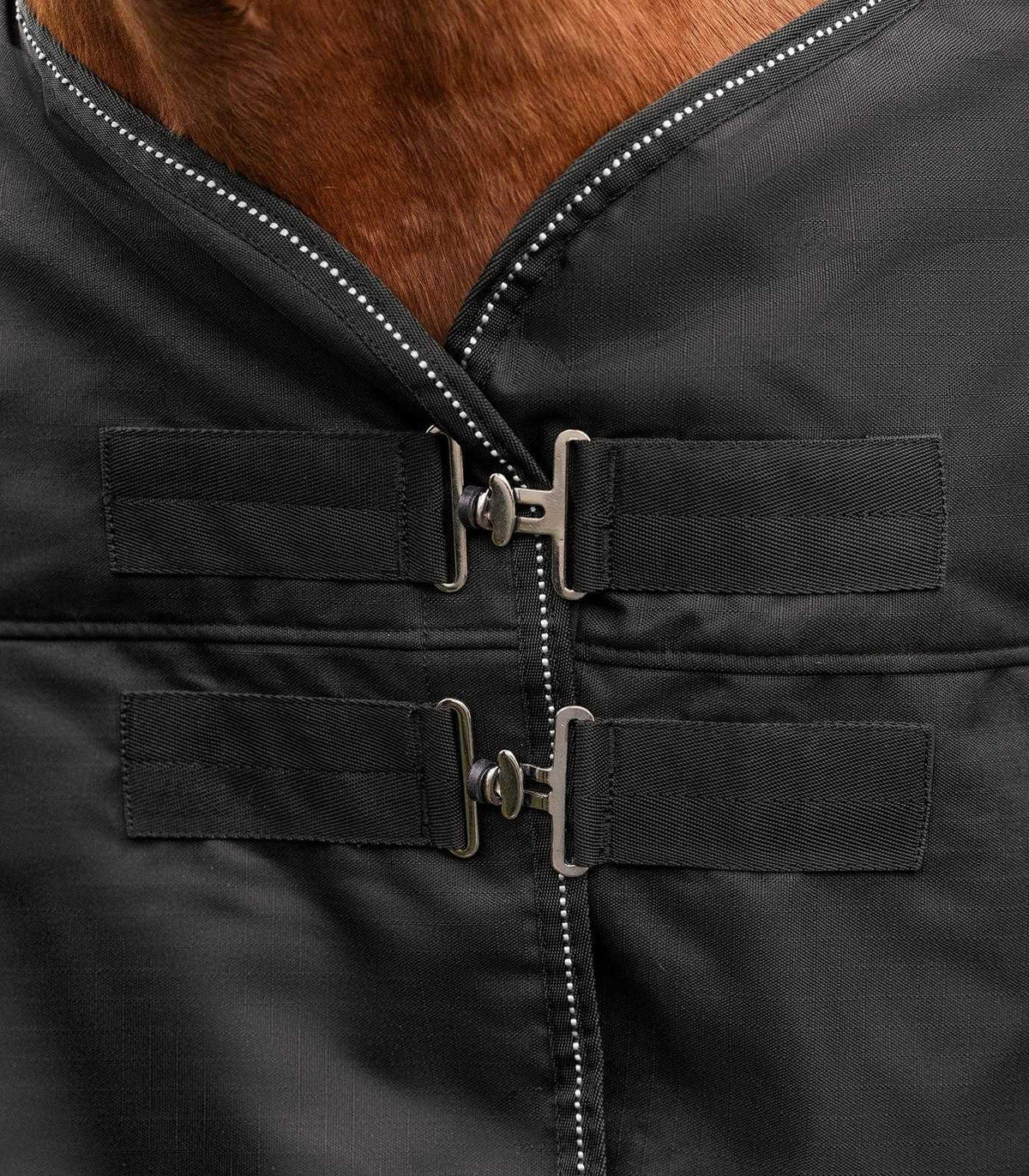 Waldhausen Outdoordecke 0g Nordic Fleece Regendecke, Schwarz, Detailaufnahme der Brustverschlüsse am Pferd.