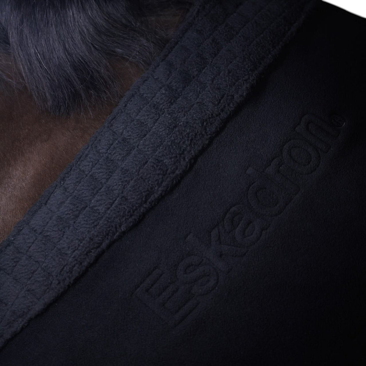 Eskadron Abschwitzdecke Double Fleece Dynamic 2025 Decke, Black, Detailaufnahme am Pferd.