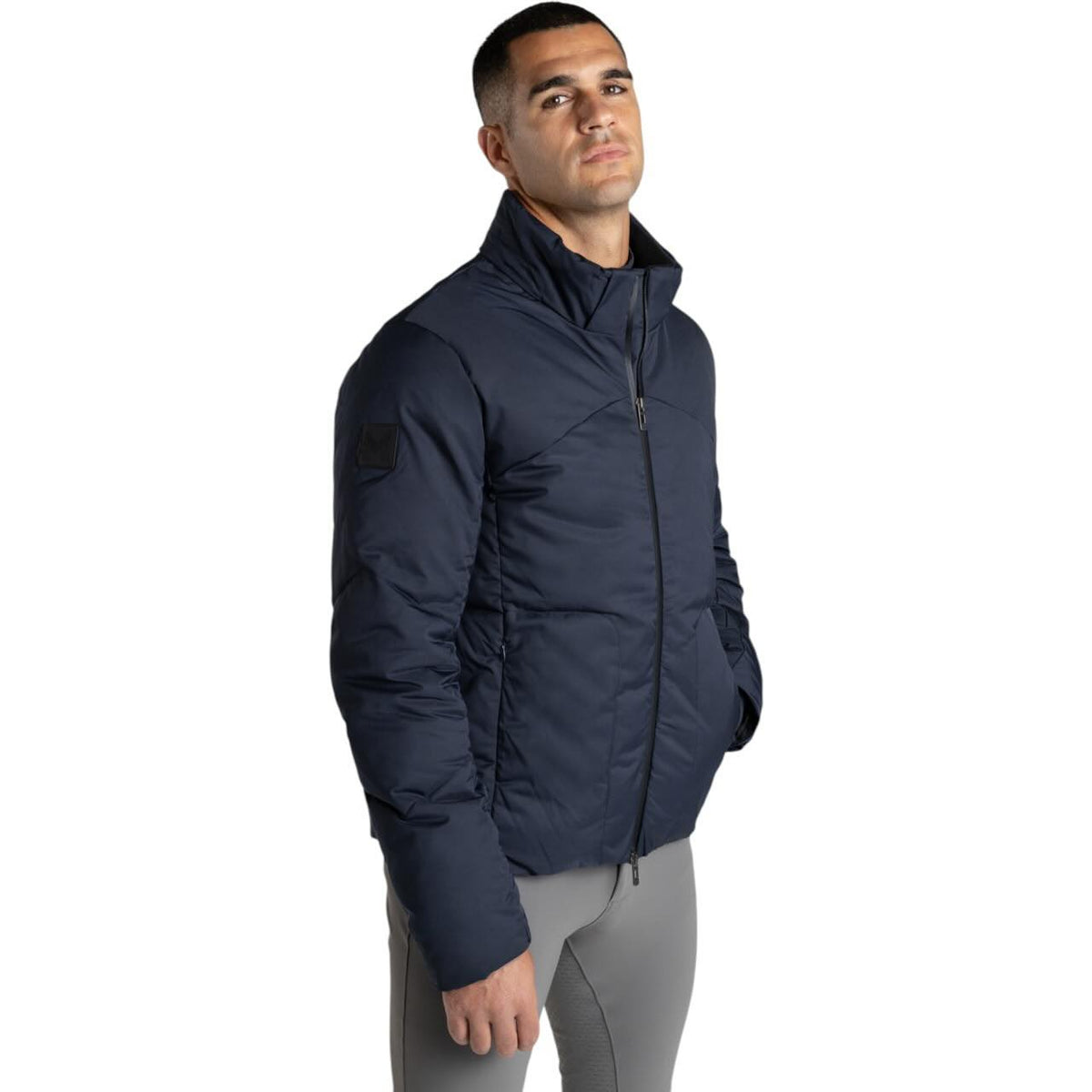 Maximilian Equestrian Bomberjacke Herren Elan Puffer Jacket, Navy, Mann trägt die Jacke.