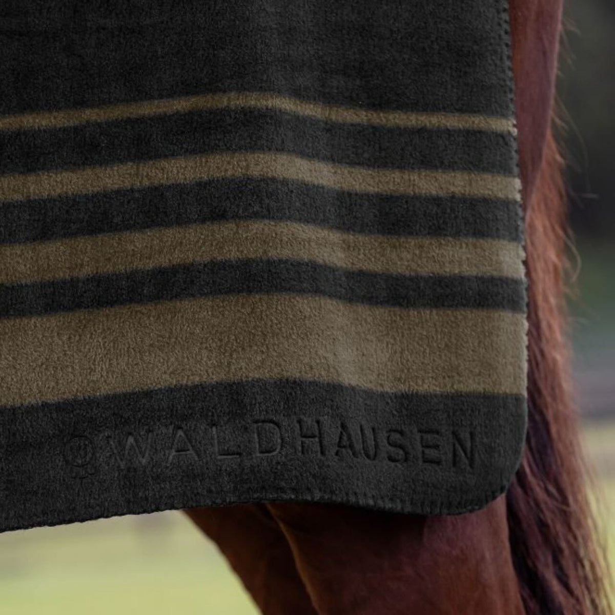 Waldhausen Fleecedecke Sölden Decke, Schwarz/Braun, Detailaufnahme am Pferd.