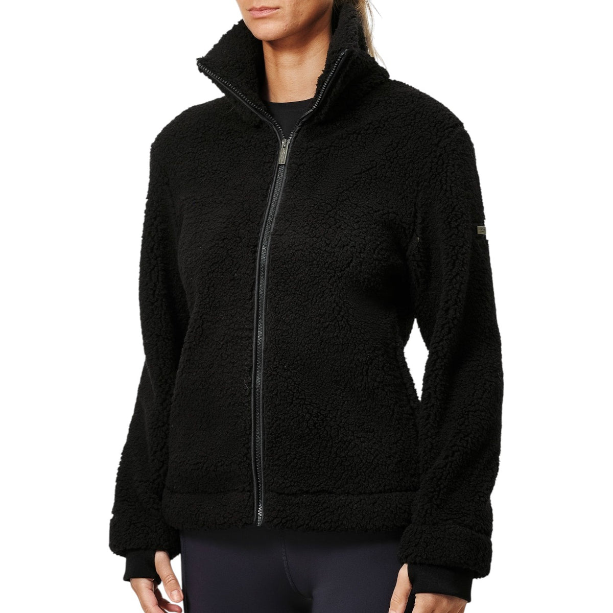 Fleecejacke Damen Black Teddy Jacke, Schwarz, Person trägt die Jacke vor weißem Hintergrund.