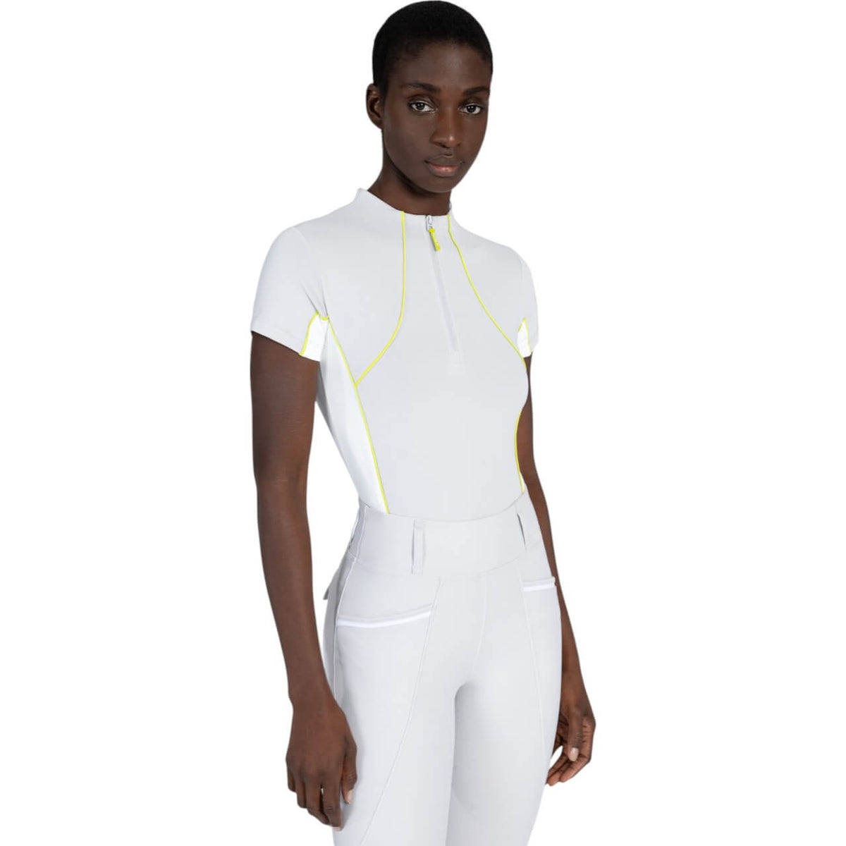 Funktionsshirt Damen Kurzarm Contrast Baselayer, Weiß mit gelben Kontrasteinsätzen, an Modell getragen.
