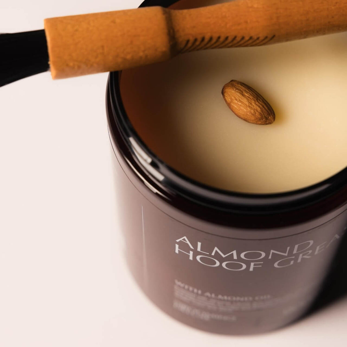 Huffett Almond Hoof Grease Hufpflege, Produkt allein, offene Dose mit Mandelkern.