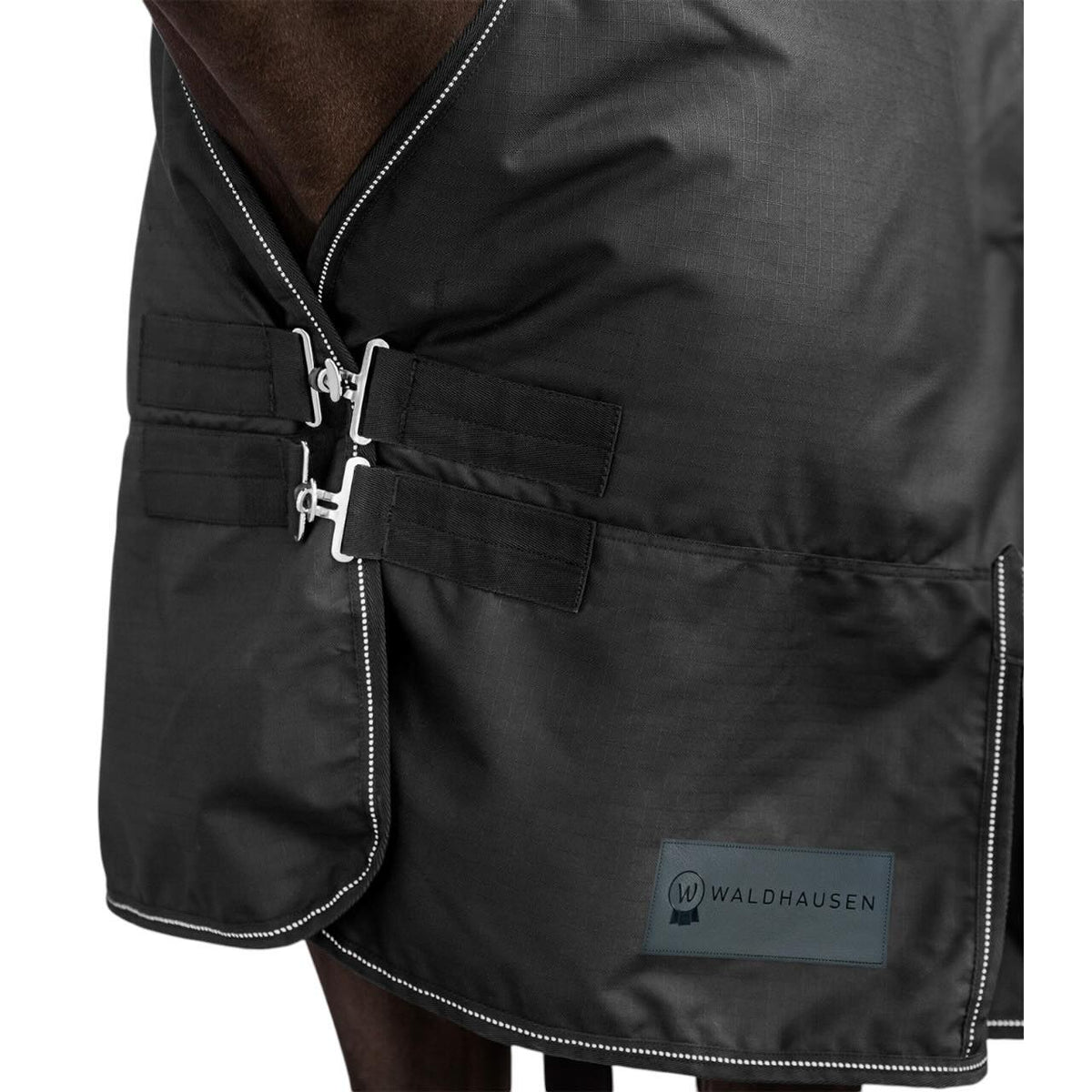 Waldhausen Outdoordecke 100g High Neck Nordic Weidedecke, Schwarz, Detailaufnahme am Pferd mit Brustverschluss.