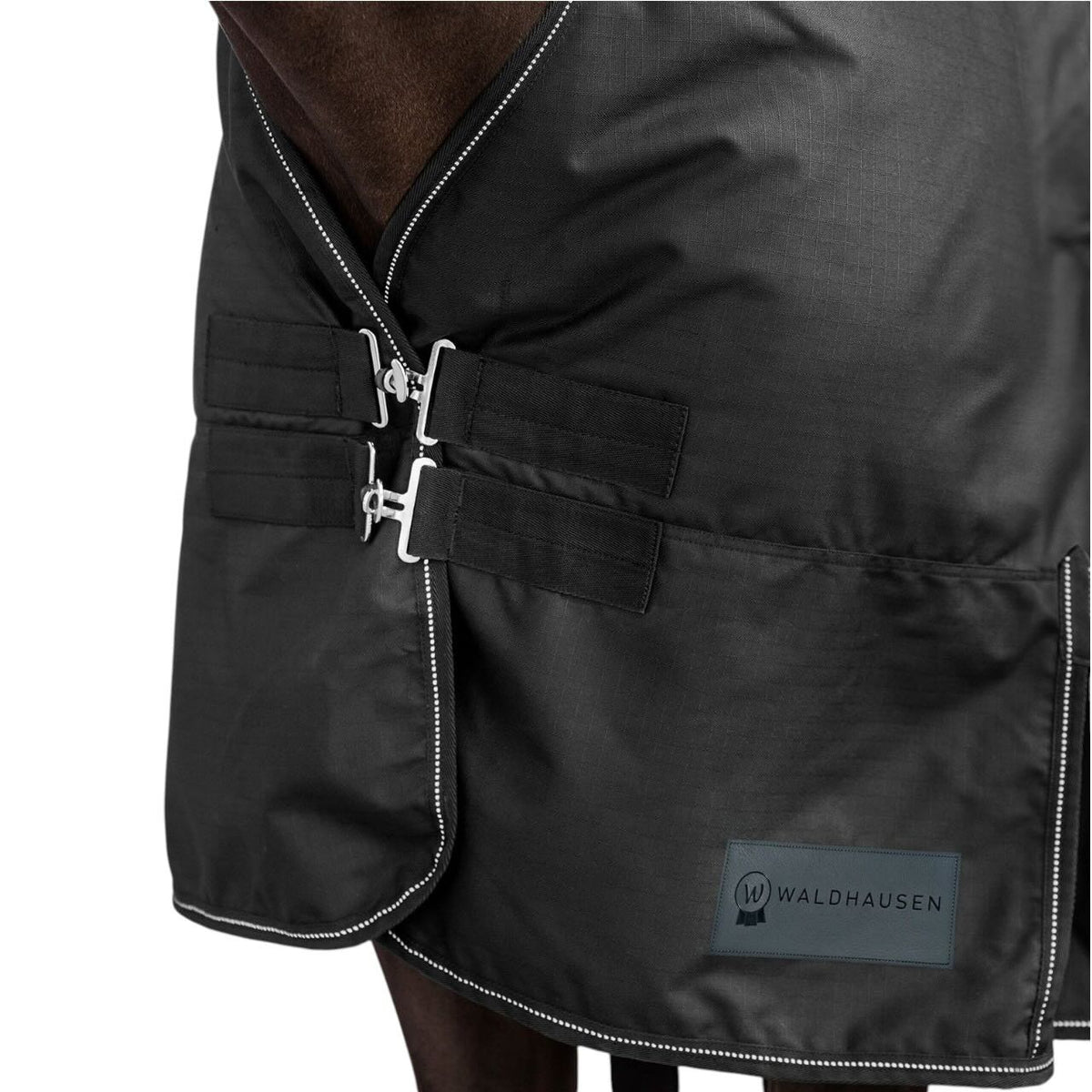 Waldhausen Outdoordecke 200g Nordic High Neck Weidedecke, Schwarz, Detailaufnahme am Pferd.