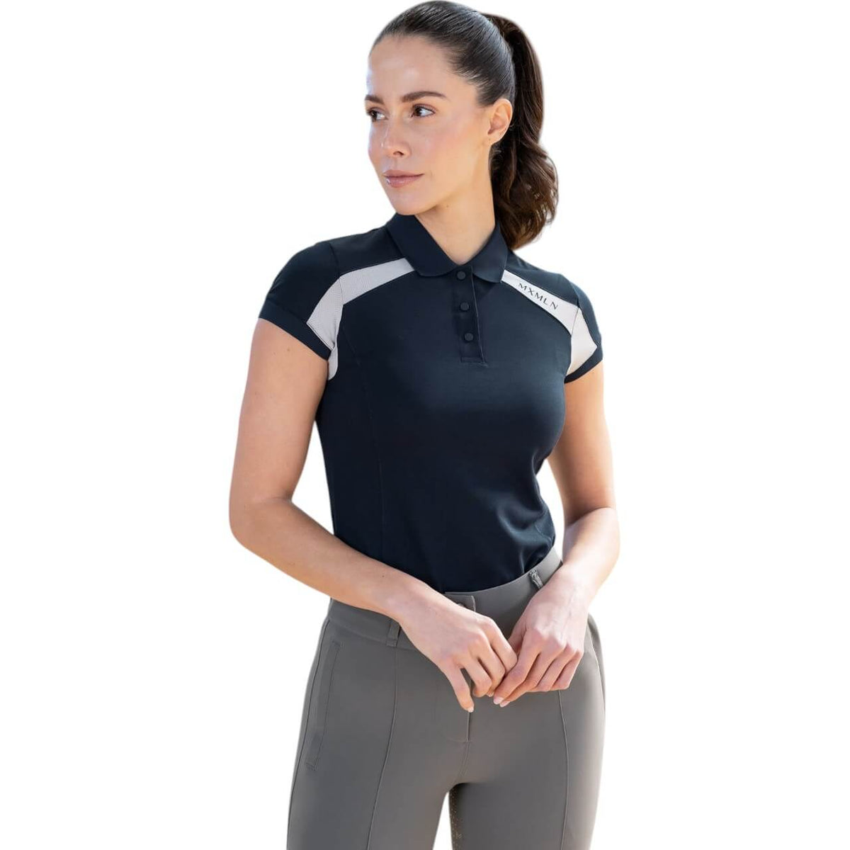 Polo Shirt Damen Aveen Shirt, Navy, Frau trägt das Polo Shirt.