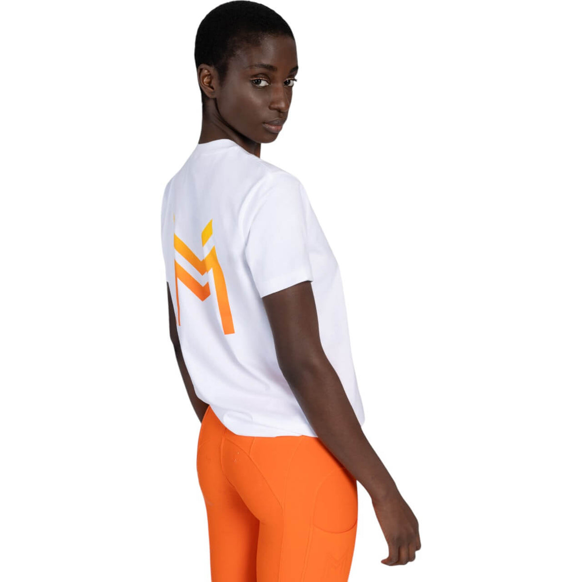 T-Shirt Unisex Symbol Shirt, Weiß, Model trägt das Shirt mit Logo auf weißem Hintergrund.