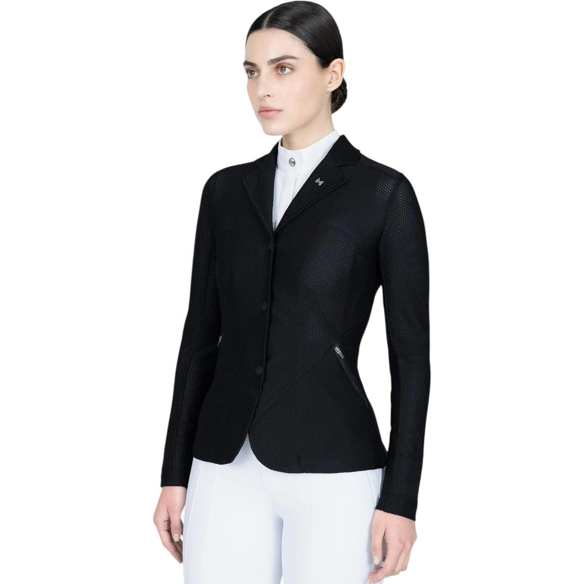 Maximilian Equestrian Turnierjacket Damen Airflow Show Jacket, Schwarz, Reiterin trägt das Produkt.