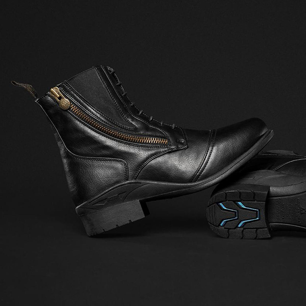 Stiefelette Veganza Side Zip Paddock, Schwarz, Detailaufnahme der Stiefelette auf dunklem Hintergrund.
