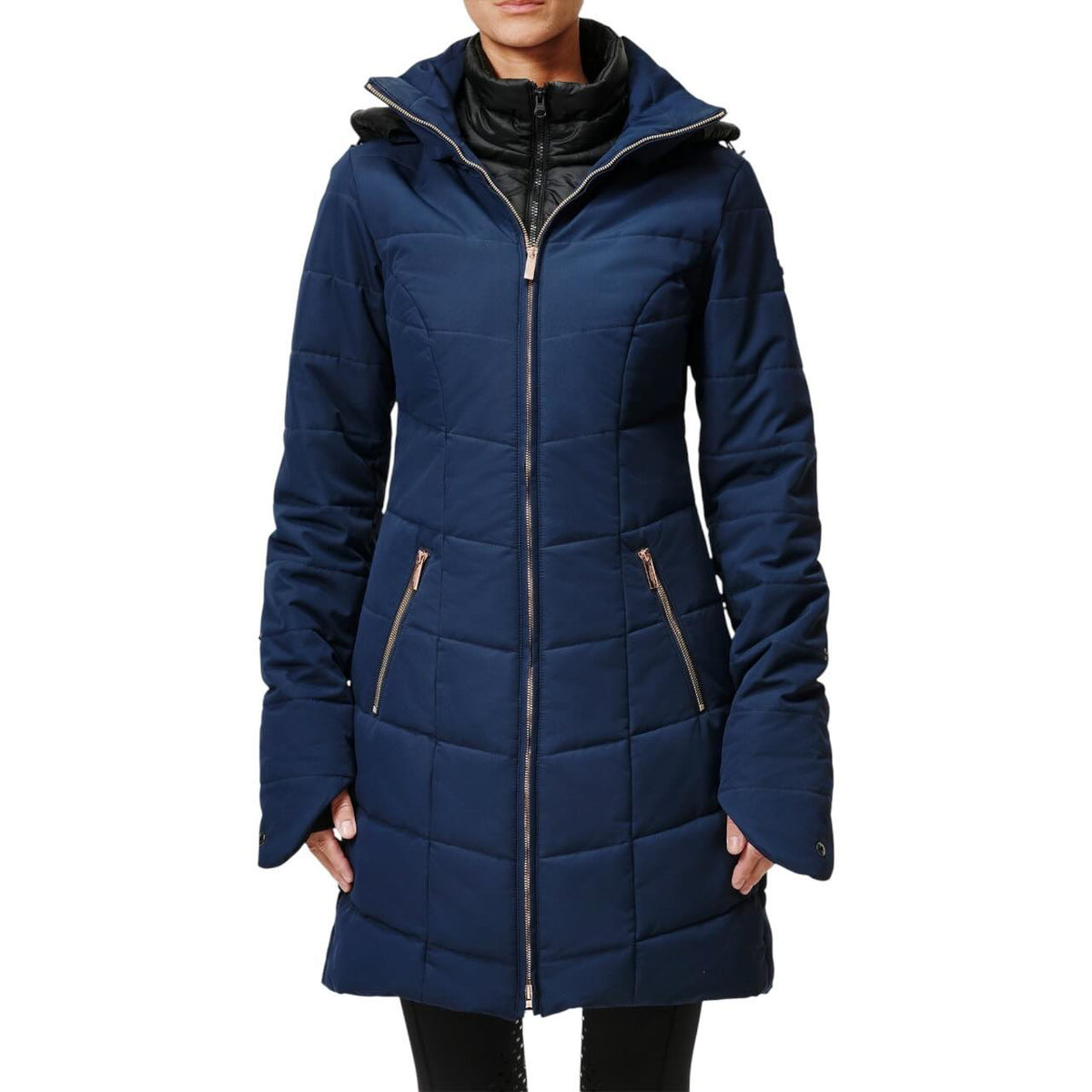 Wintermantel Damen Denali Lagoon Blush Parker, Midsummer Blue, an Model getragen.