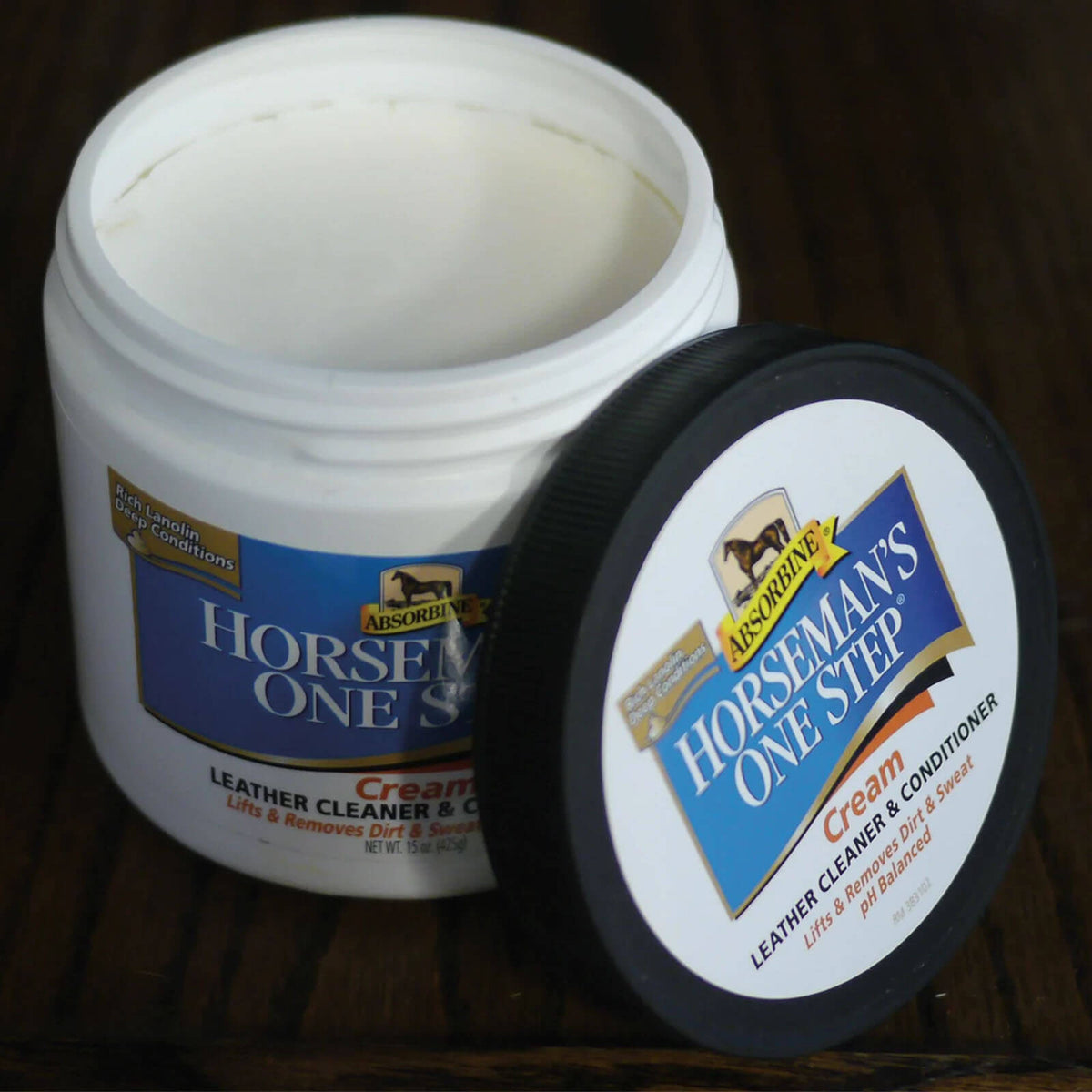 Absorbine Lederpflege Horseman's One Step Cream Lederreiniger, Produkt allein, offene Dose und Deckel.