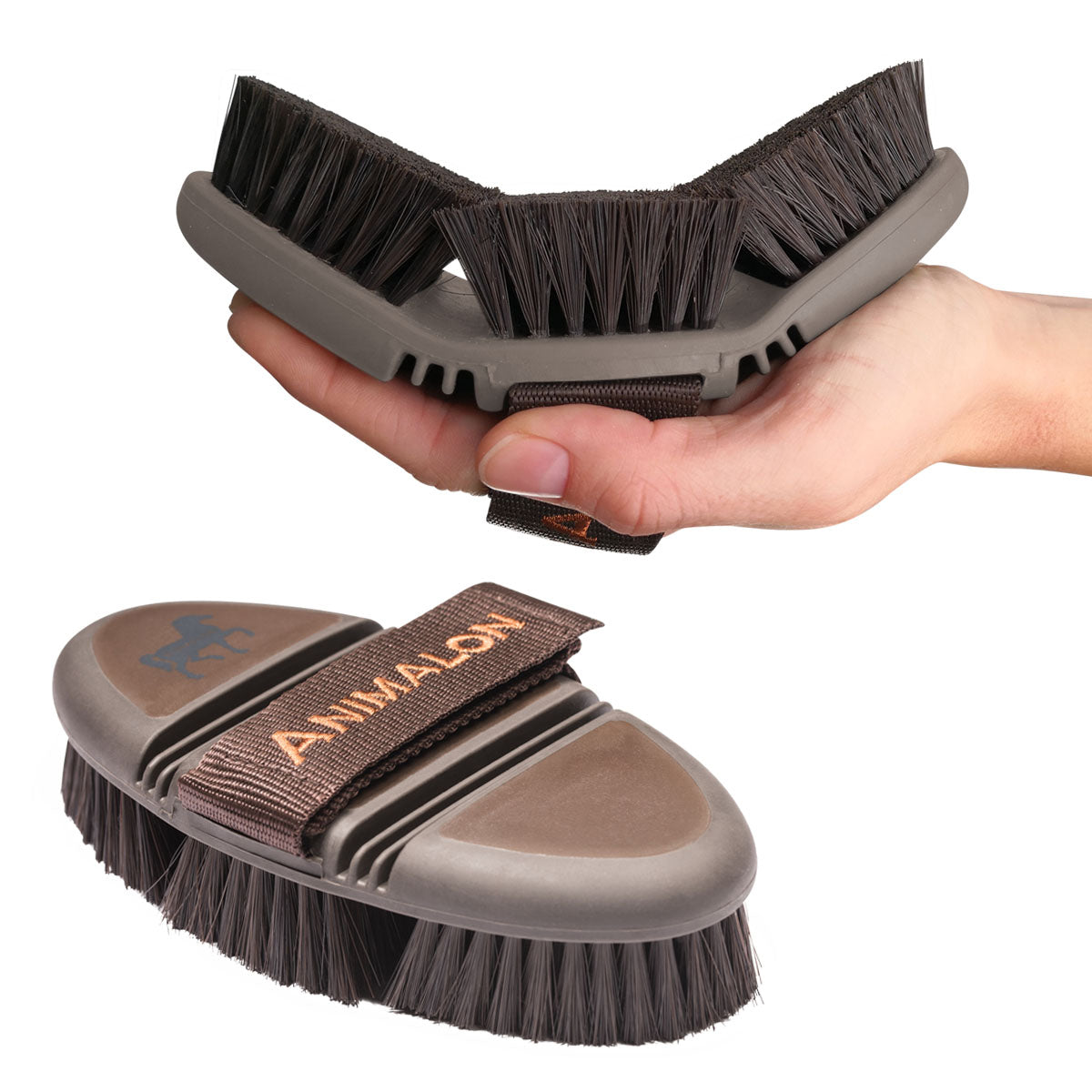 Animalon Kardätsche CareFlex Pferdebürste, Braun, Detailaufnahme in Hand und Produkt allein.