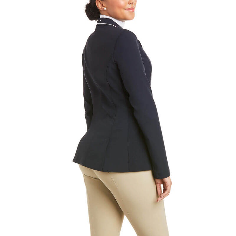 Ariat Turnierjackett Damen Jacket Galatea Asteri Show Coat, Navy, Person trägt das Turnierjackett.