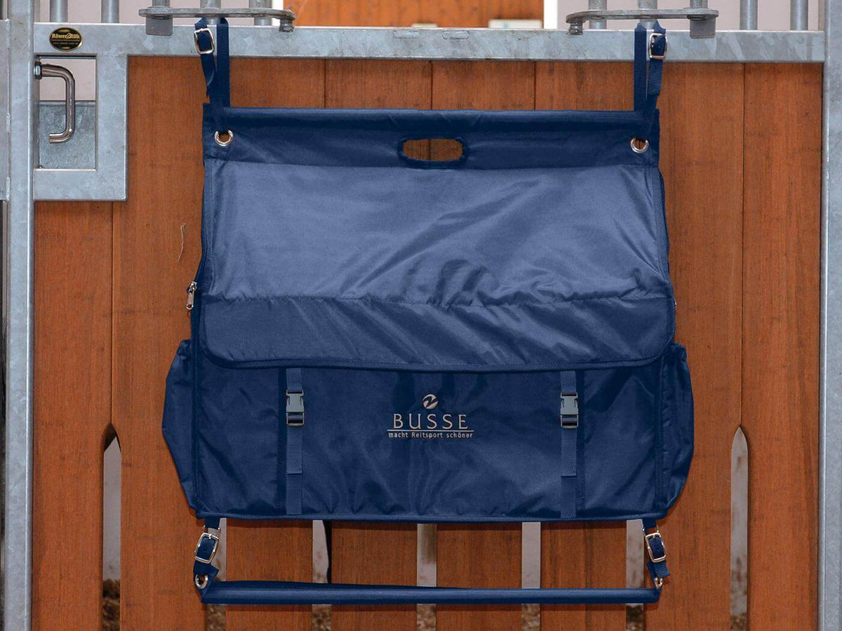BUSSE Boxentasche Rio PRO, Marine, an einer Boxentür aufgehängt.
