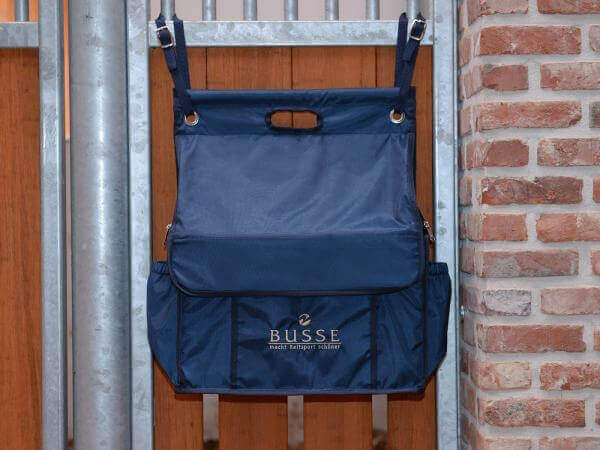 BUSSE Boxentasche Small Rio, Dunkelblau, Produkt allein an Stallwand aufgehängt.