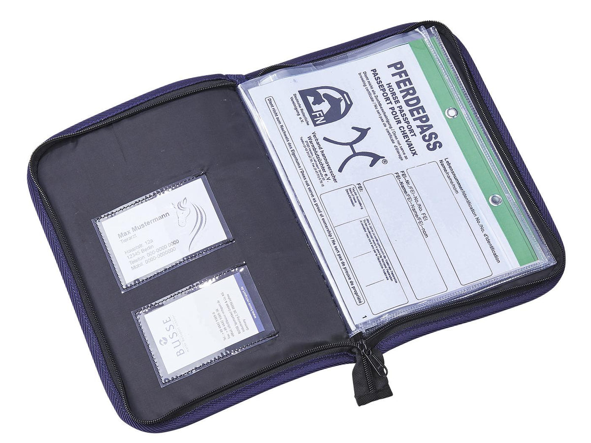 BUSSE Equidenpass-Mappe Rio, Dunkelblau, geöffnet mit Pferdepass und Kartenfächern.