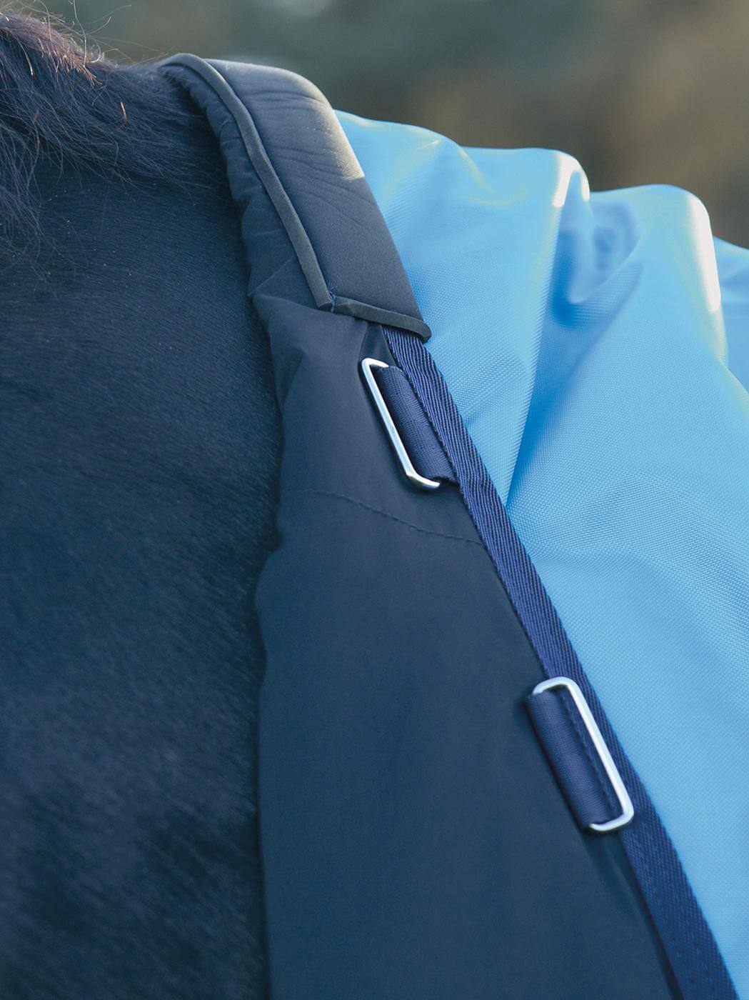 Outdoordecke 0g Windchill Regendecke, Eisblau (Navy), Detailaufnahme am Pferd.