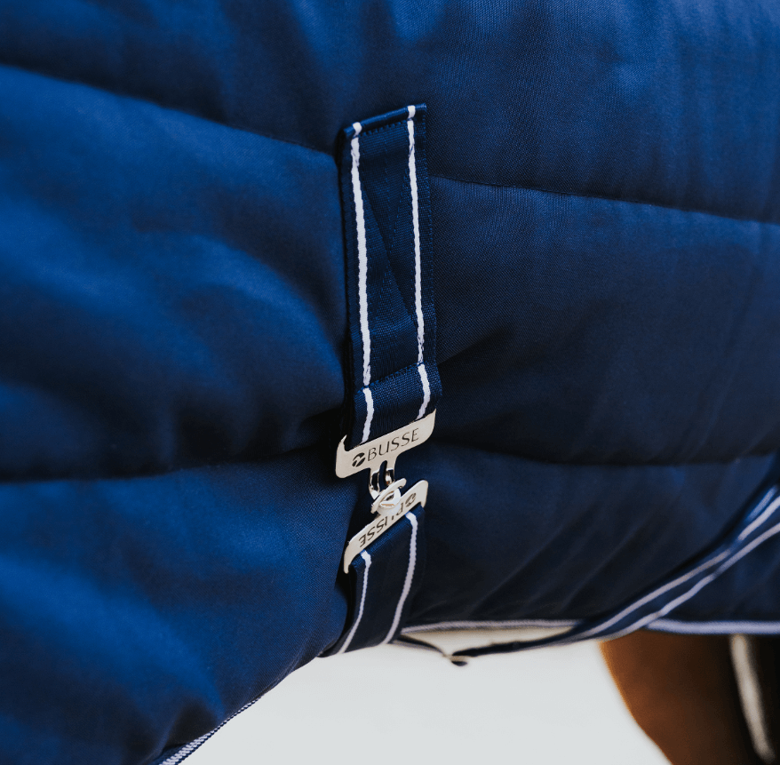 Stalldecke 200g Polaris, Blau, Detailaufnahme mit Verschluss am Pferd.
