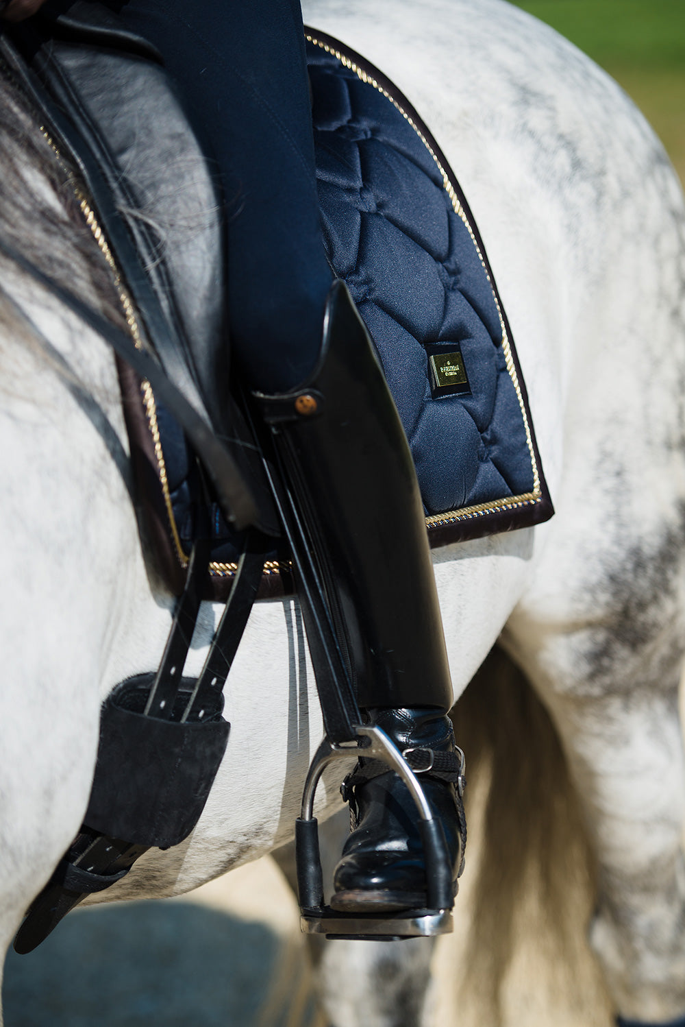 Dressurschabracke Royal Classic, Shiny Navy, Pferd mit Sattel im Nahaufnahme.