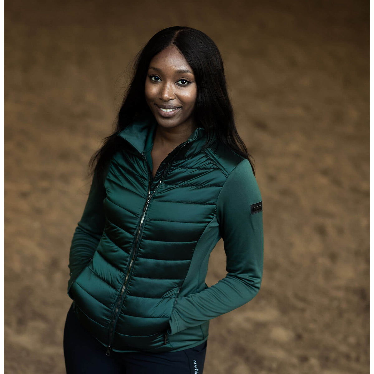 Jacke Damen Active Performance Sycamore Green Hybridjacke, Person trägt sie im Porträt.