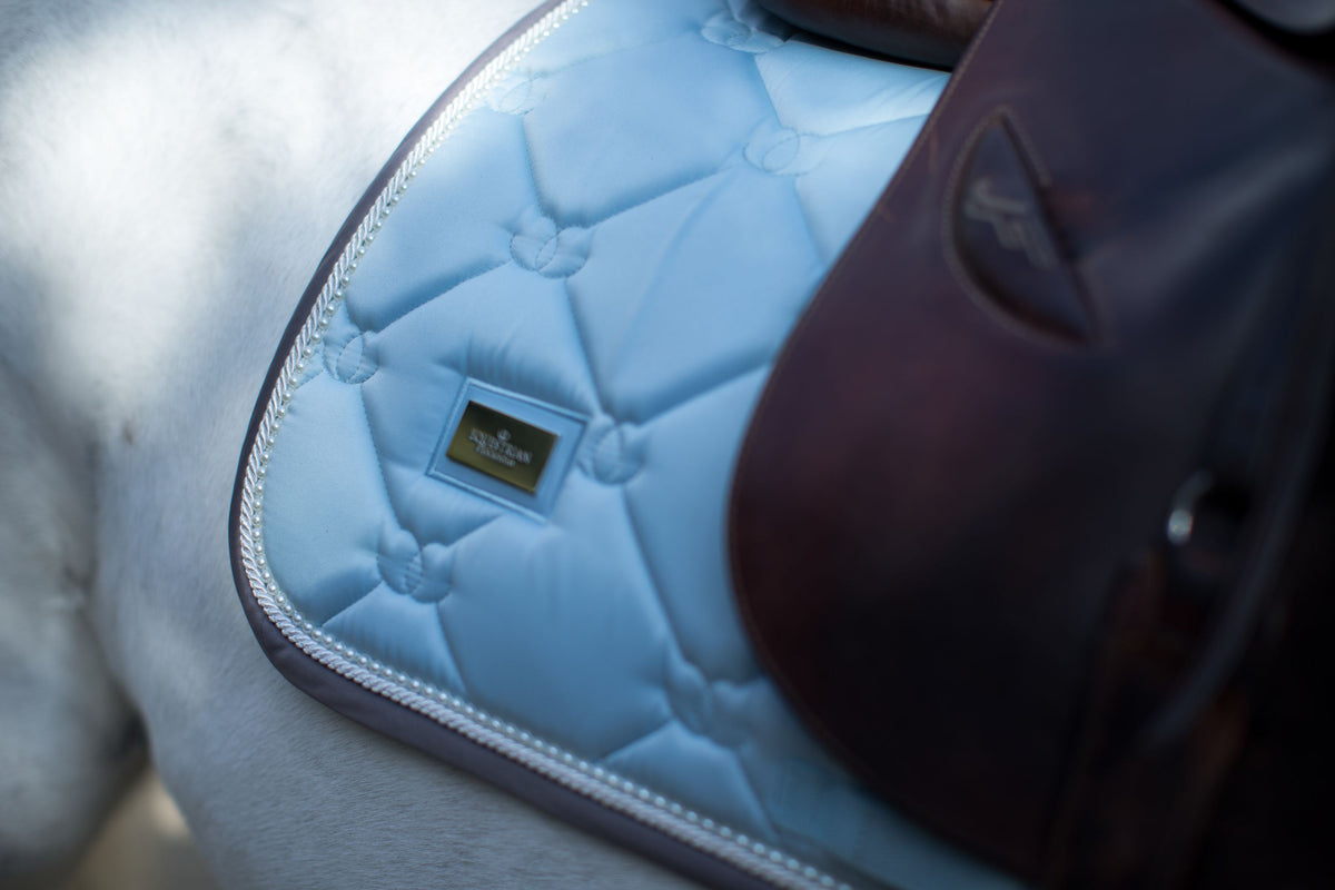 Springschabracke Ice Blue Pearl, Shiny Ice Blue, Detailaufnahme am Pferd.