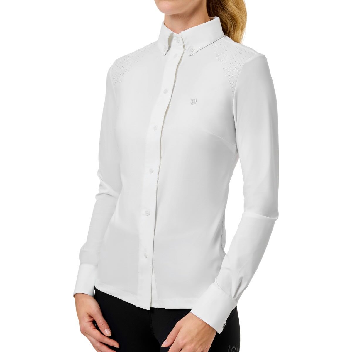 Equestrian Stockholm Turniershirt Damen Langarm Performance Shirt Sand Kollektion, Weiß, Frau trägt das Shirt.
