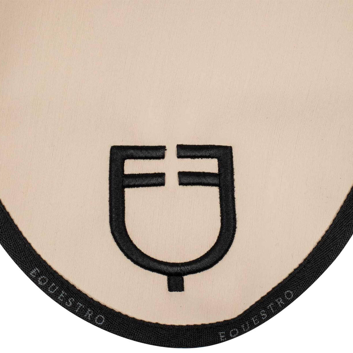 Fliegenmütze Technical Fabric with Logo Fliegenhaube Fliegenohren, Beige, Detailaufnahme des Logos.