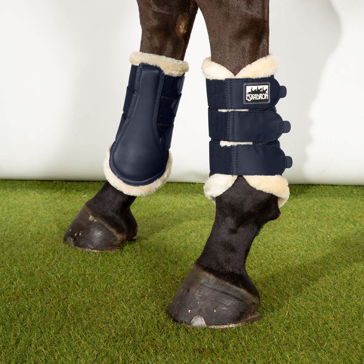 Eskadron Tendon Boots Soft Mesh Fauxfur Gamaschen, Navy, am Pferdebein getragen.